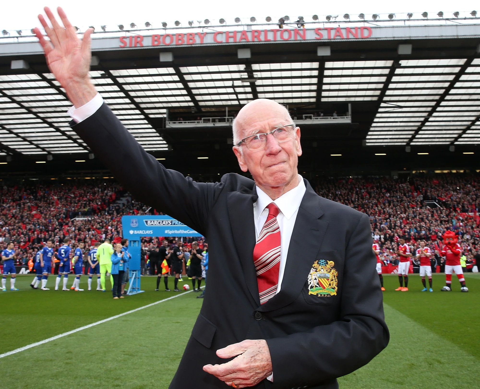 Huyền thoại bóng đá Anh và CLB MU Sir Bobby Charlton qua đời ở tuổi 86